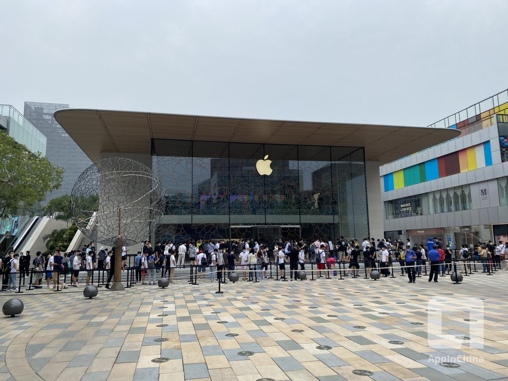 People lining up for Beijing's Apple Store opening.